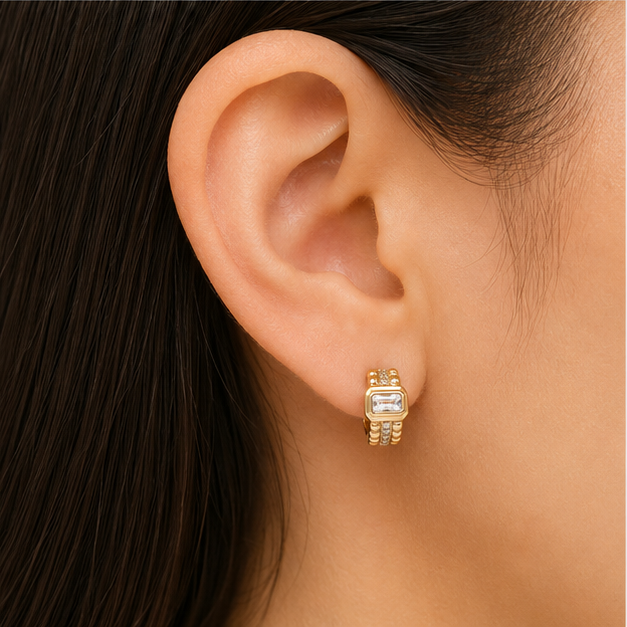 Aretes Huggie Rectangular con Zirconia Baguette Oro Laminado 18K | Princess Magic