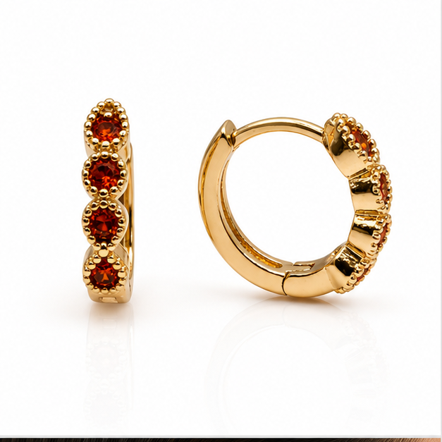 Aretes Huggie Baby con Zirconias Color Ladrillo Oro Laminado 18K | Princess Magic
