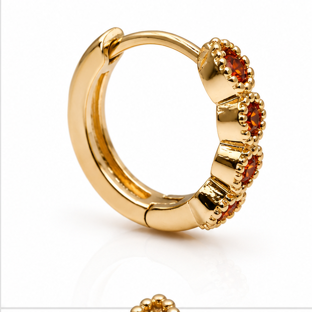 Aretes Huggie Baby con Zirconias Color Ladrillo Oro Laminado 18K | Princess Magic