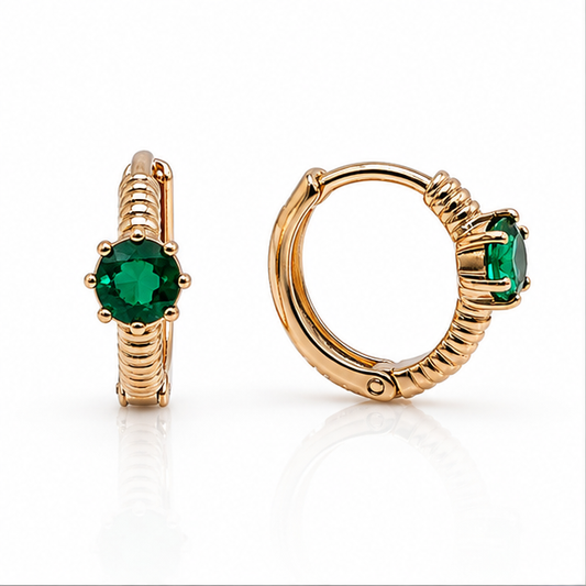 Aretes Huggie Baby con Zirconia Verde Esmeralda Oro Laminado 18K | Princess Magic