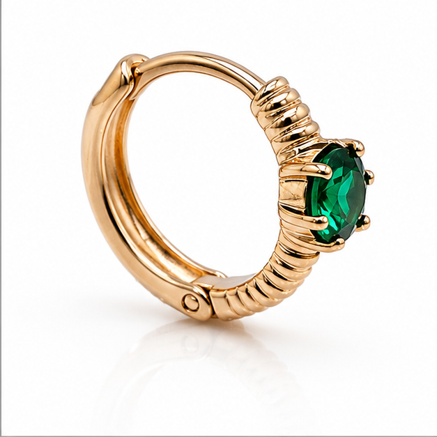 Aretes Huggie Baby con Zirconia Verde Esmeralda Oro Laminado 18K | Princess Magic