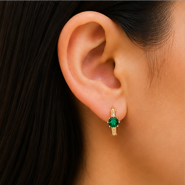 Aretes Huggie Baby con Zirconia Verde Esmeralda Oro Laminado 18K | Princess Magic