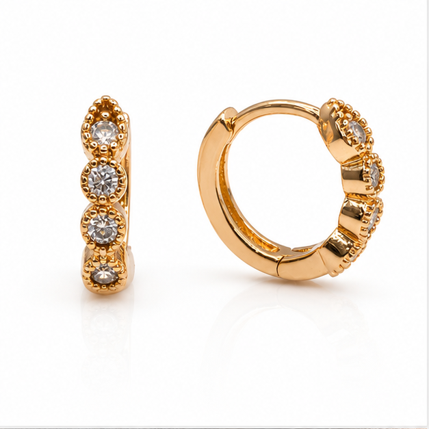Aretes Huggie con Zirconias Redondas Oro Laminado 18K | Princess Magic
