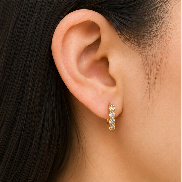 Aretes Huggie con Zirconias Redondas Oro Laminado 18K | Princess Magic