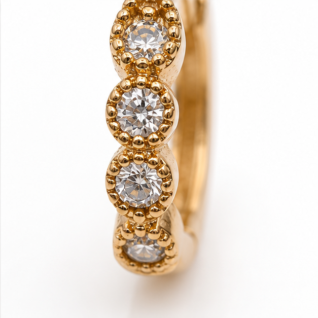 Aretes Huggie con Zirconias Redondas Oro Laminado 18K | Princess Magic