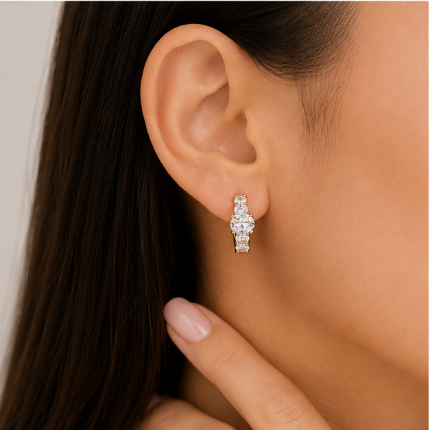 Arete Huggie con Zirconia Ovalada Oro Laminado | Princess Magic