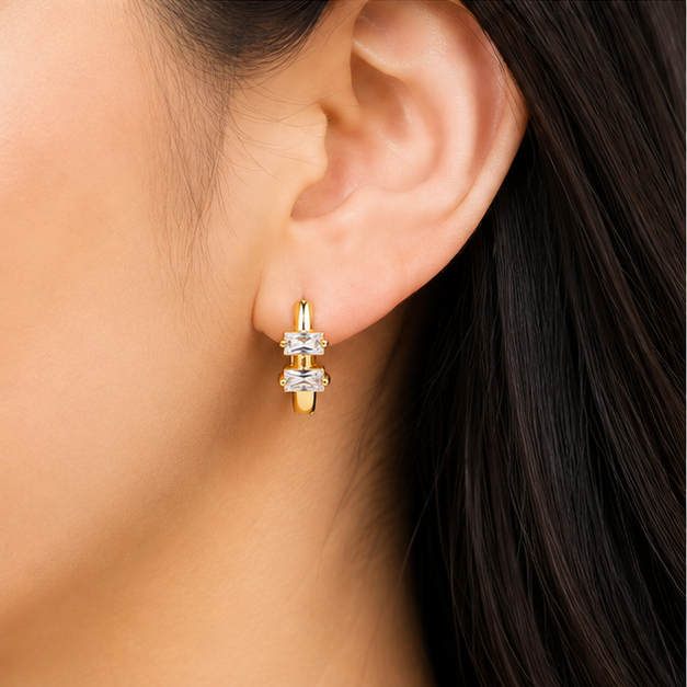 Arete Huggie con Zirconias Baguette Oro Laminado | Princess Magic