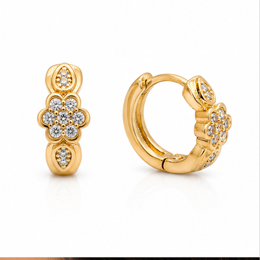 Aretes Huggie Baby Flor con Zirconias Oro Laminado 18K | Princess Magic