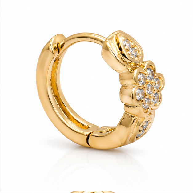 Aretes Huggie Baby Flor con Zirconias Oro Laminado 18K | Princess Magic