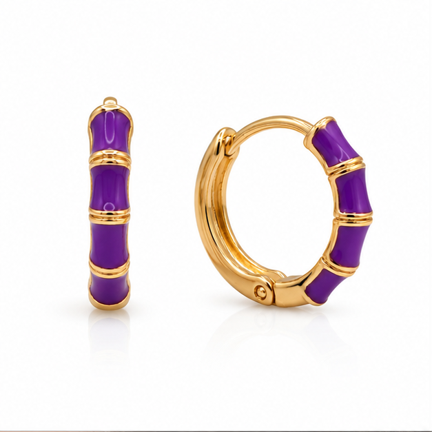 Aretes Huggie Bambú Morado Oro Laminado 18K | Princess Magic