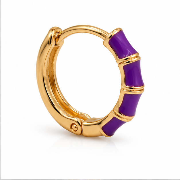 Aretes Huggie Bambú Morado Oro Laminado 18K | Princess Magic