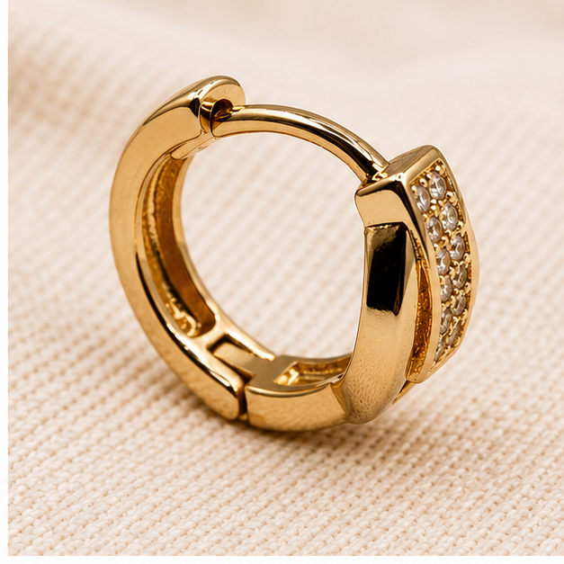 Arete Huggie Entrelazado con Zirconias | Oro Laminado 18K