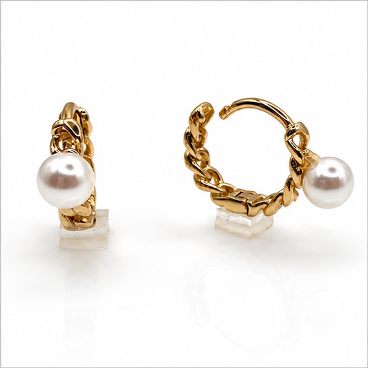 Arete Huggie Baby Trenzado con Perla Oro Laminado 18K | PrincessMagic