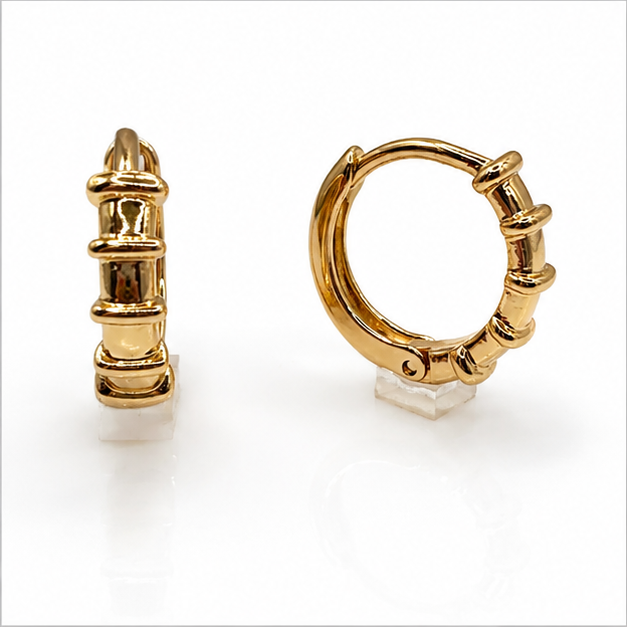 Arete Huggie Baby Texturizado Oro Laminado 18K | PrincessMagic