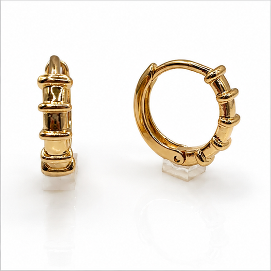 Arete Huggie Baby Texturizado Oro Laminado 18K | PrincessMagic