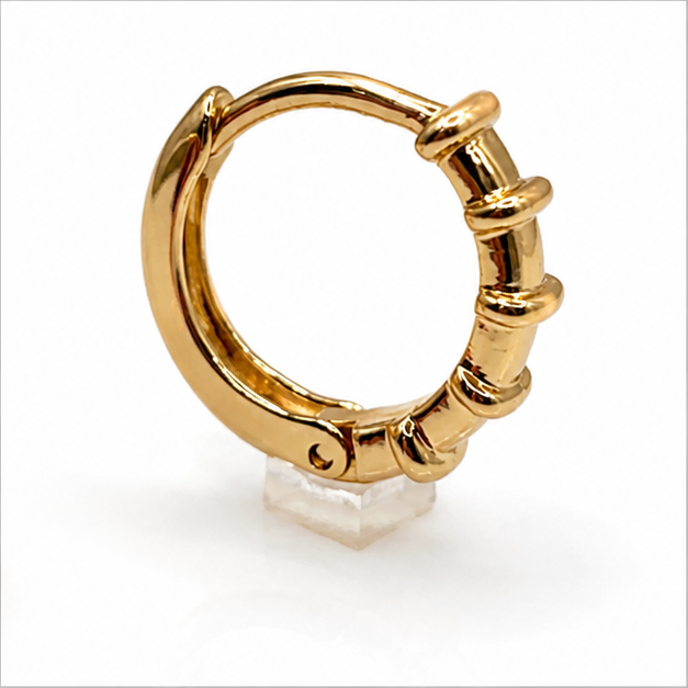 Arete Huggie Baby Texturizado Oro Laminado 18K | PrincessMagic