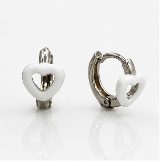 🤍 Arete Huggie Baby Corazón Blanco Oro Laminado en Rodio | PrincessMagic