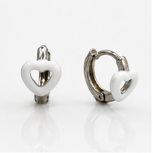 🤍 Arete Huggie Baby Corazón Blanco Oro Laminado en Rodio | PrincessMagic