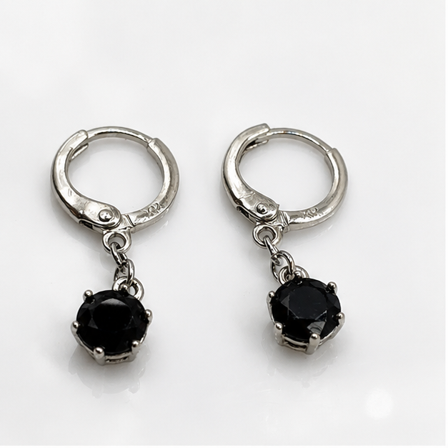 Arete Huggie con Dije de Zirconia Negra Laminado en Rodio ✨ | PrincessMagic