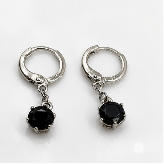 Arete Huggie con Dije de Zirconia Negra Laminado en Rodio ✨ | PrincessMagic