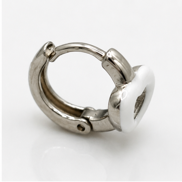 🤍 Arete Huggie Baby Corazón Blanco Oro Laminado en Rodio | PrincessMagic