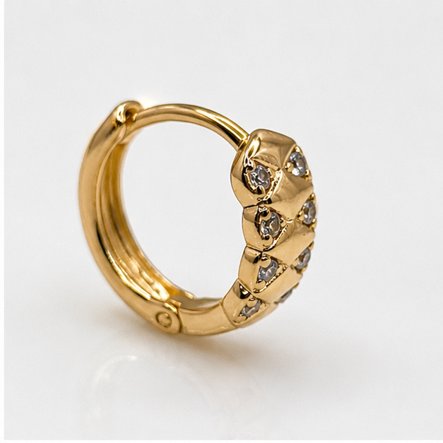 Arete Huggie baby  con Zirconias Oro Laminado 18K | PrincessMagic