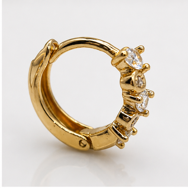 Arete Huggie con Zirconias Corazón Oro Laminado 18K | PrincessMagic