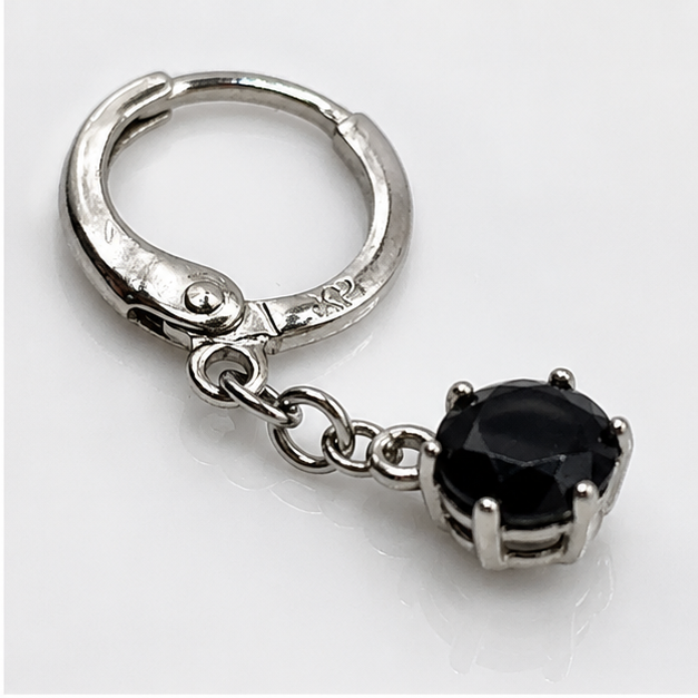 Arete Huggie con Dije de Zirconia Negra Laminado en Rodio ✨ | PrincessMagic