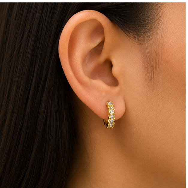 Arete Huggie con Zirconias Corazón Oro Laminado 18K | PrincessMagic
