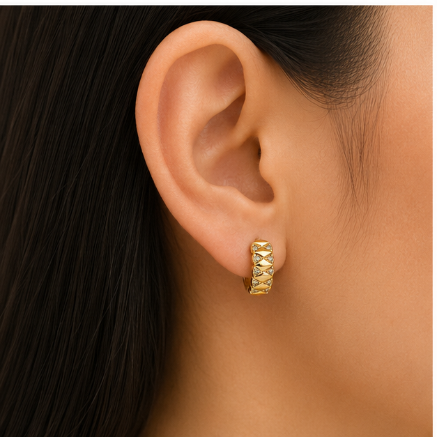 Arete Huggie baby  con Zirconias Oro Laminado 18K | PrincessMagic