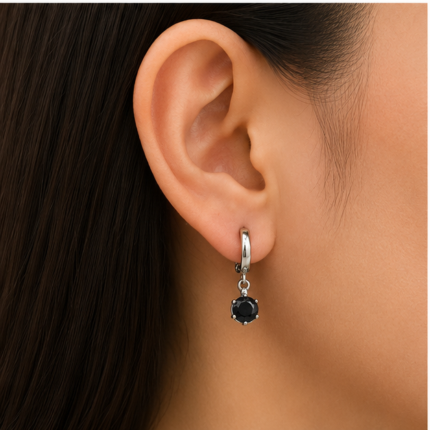 Arete Huggie con Dije de Zirconia Negra Laminado en Rodio ✨ | PrincessMagic