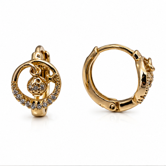 Aretes Huggie Corazón Colgante con Zirconias Oro Laminado 18K | Princess Magic