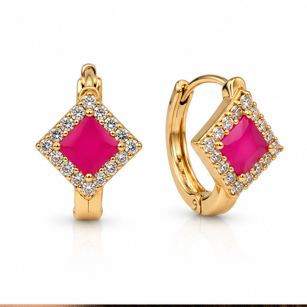 Aretes Huggie Cuadrados Rosa Neon con Zirconias Oro Laminado 18K | Princess Magic
