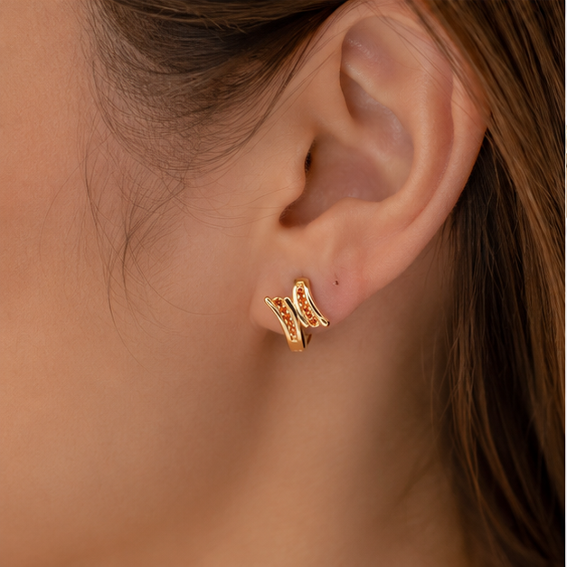 Aretes Huggie Ondas con Zirconias Champagne Oro Laminado 18K | Princess Magic