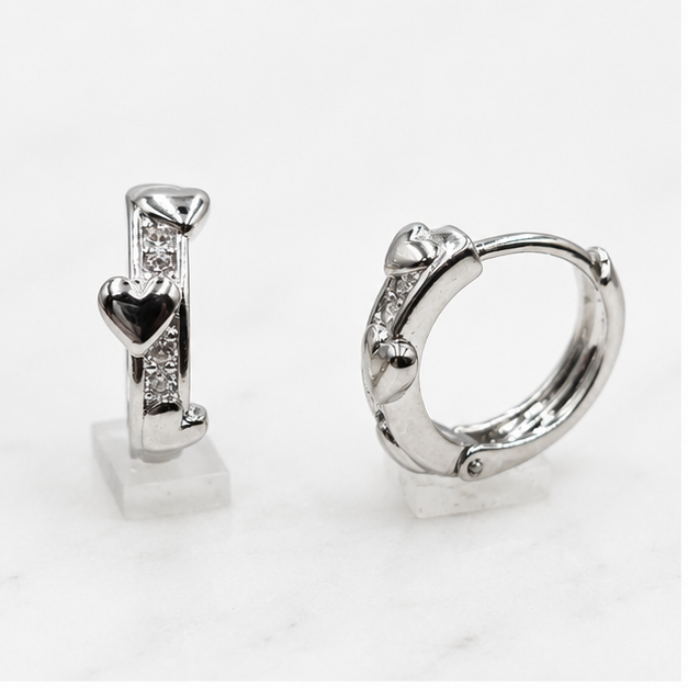 Aretes Huggie con Corazones | Laminado en Rodio