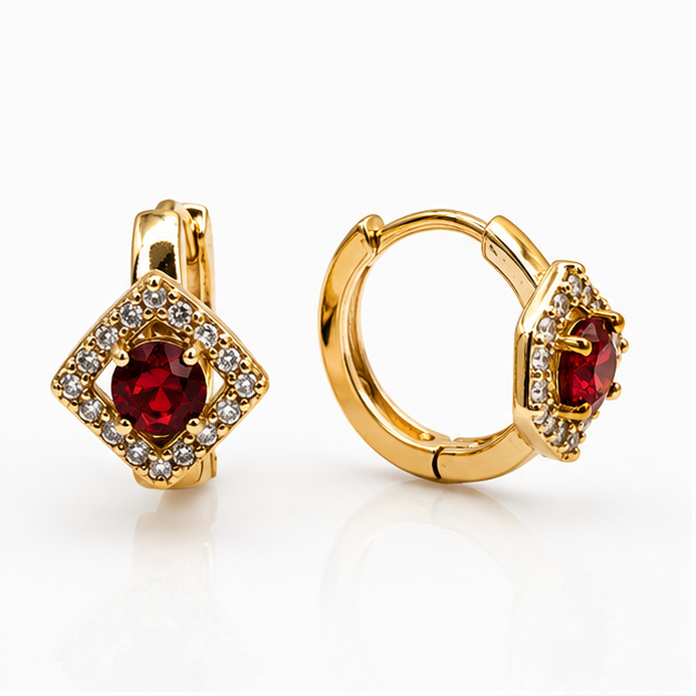 Arete Huggie Baby Cuadro con Zirconia Roja | Oro Laminado