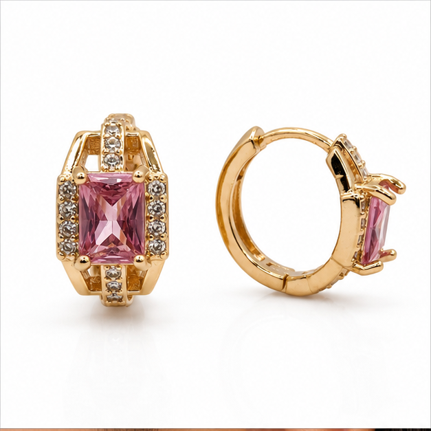Aretes Huggie con Zirconia Rosa Rectangular Oro Laminado 18K | Princess Magic