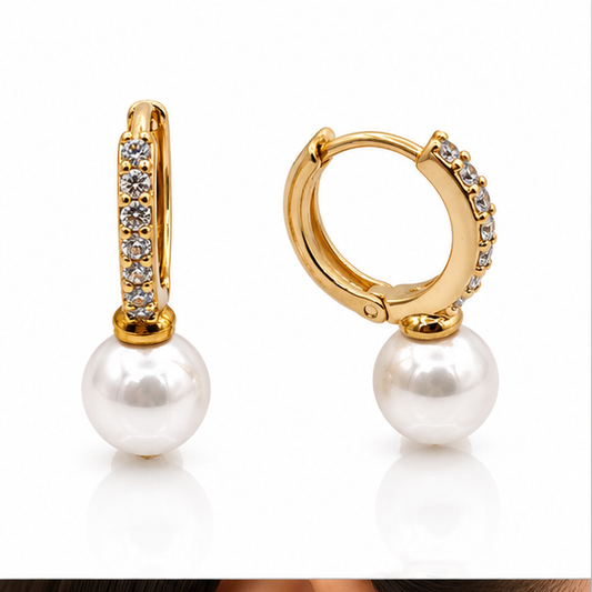 Aretes Huggie con Perla y Zirconias Oro Laminado 18K | Princess Magic