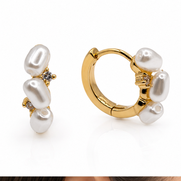 Aretes Huggie con Perlas Barrocas y Zirconia Oro Laminado 18K | Princess Magic