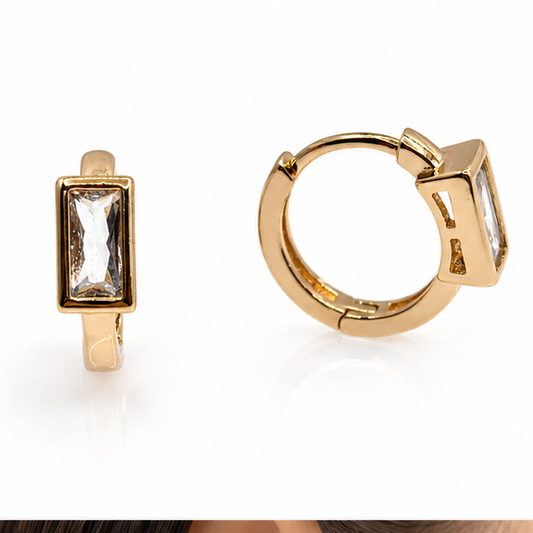 Aretes Huggie Baby Rectangular Zirconia Cristal Oro Laminado 18K | Princess Magic