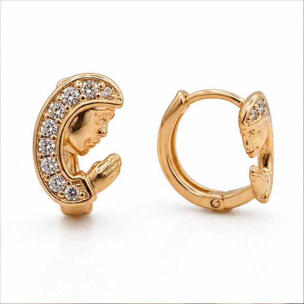 Aretes Huggie Virgen María con Zirconias Oro Laminado 18K | Princess Magic