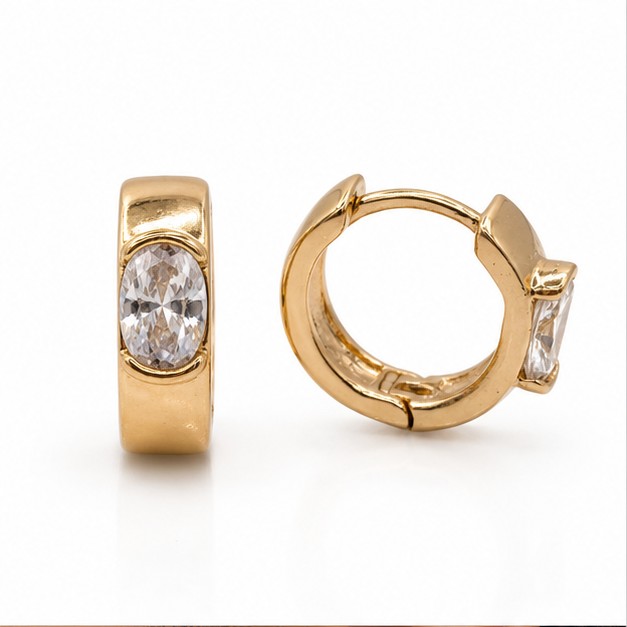 Aretes Huggie con Zirconia Ovalada Oro Laminado 18K | Princess Magic