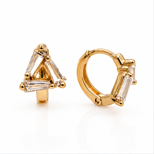 Aretes Baby Triángulo de Zirconias Baguette Oro Laminado 18K | Princess Magic