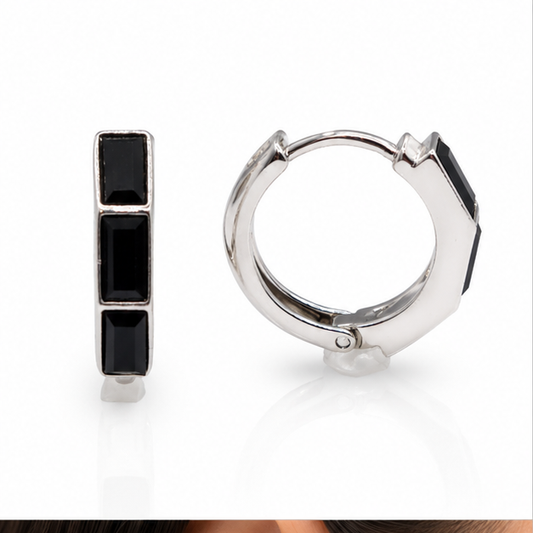 Aretes Huggie Laminado en Rodio con Zirconias Rectangulares Negras | Princess Magic