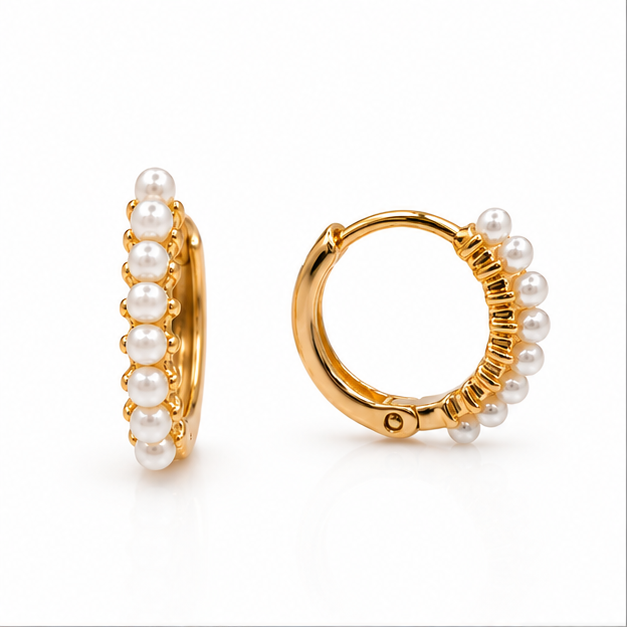 Aretes Huggie con Perlas Blancas Oro Laminado 18K | Princess Magic