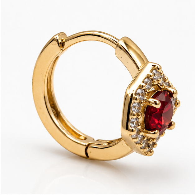 Arete Huggie Baby Cuadro con Zirconia Roja | Oro Laminado