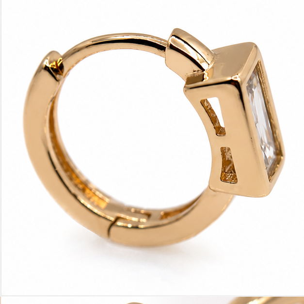 Aretes Huggie Baby Rectangular Zirconia Cristal Oro Laminado 18K | Princess Magic