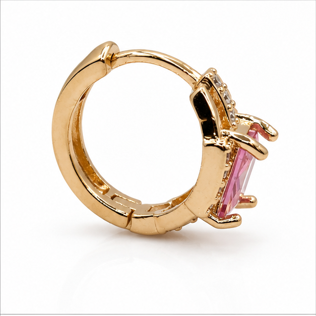 Aretes Huggie con Zirconia Rosa Rectangular Oro Laminado 18K | Princess Magic