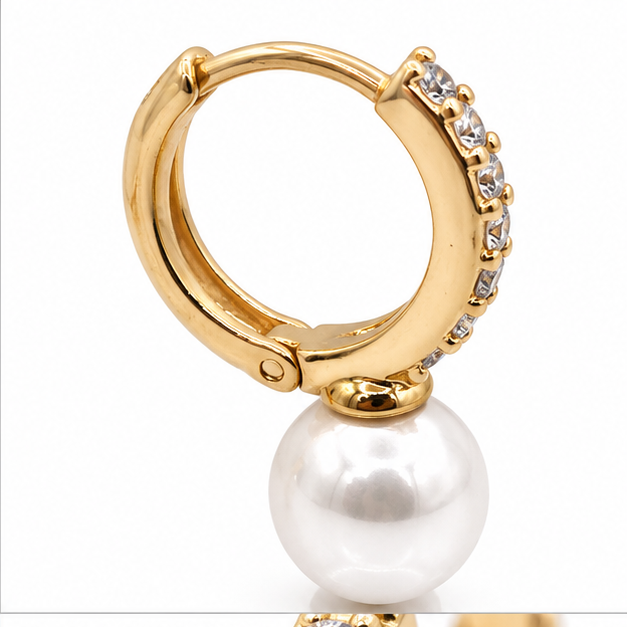 Aretes Huggie con Perla y Zirconias Oro Laminado 18K | Princess Magic