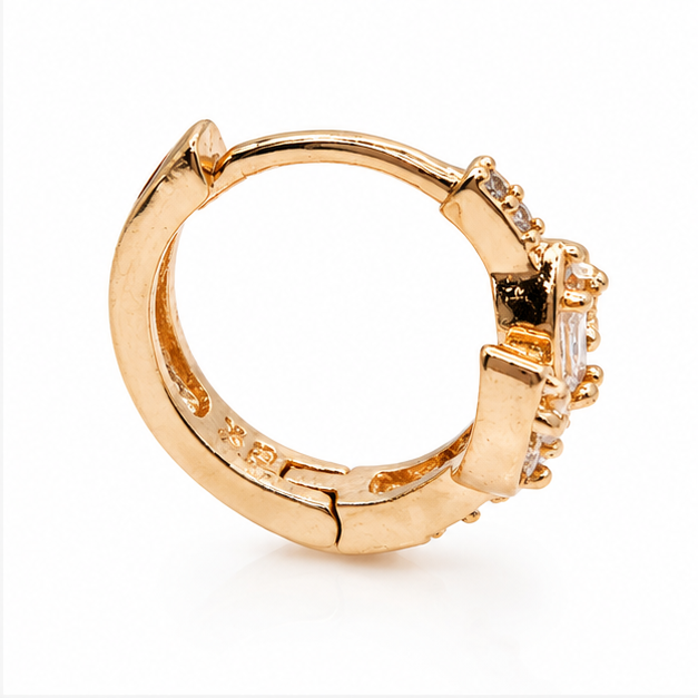 Aretes Huggie Flor de Zirconias Oro Laminado 18K | Princess Magic